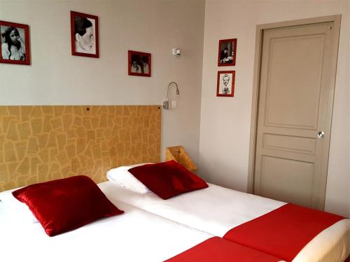 Ένα ή περισσότερα κρεβάτια σε δωμάτιο στο Hôtel Mille et une Feuilles