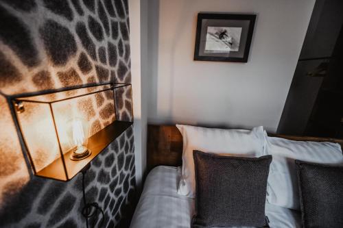 a hotel room with a giraffe wall and a lamp at Côté Sax bed and breakfast in Dinant