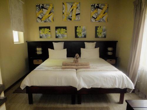 Katil atau katil-katil dalam bilik di Uzuri Guesthouse CC