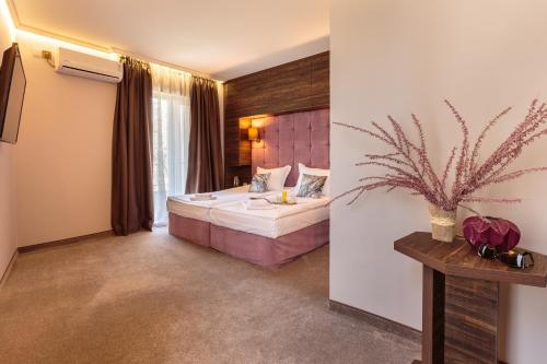 Una habitación de hotel con una cama en una habitación en МИКАДО - работи с онлайн регистрация и самостоятелно настаняване, en Burgas