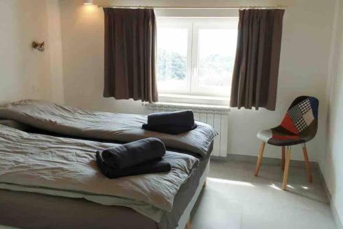 une chambre avec deux lits et une chaise et une fenêtre dans l'établissement New penthouse - Cinque Terre, Tuscany, Liguria, Lerici #4, à Lerici