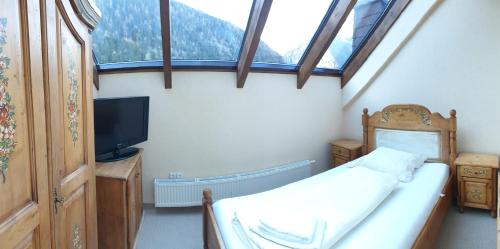 Un pat sau paturi într-o cameră la Hotel-Pension Edelweiss