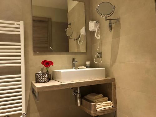 a bathroom with a sink and a mirror at Il Feudo Di Agnadello in Agnadello