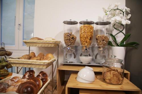 un mucchio di diversi tipi di pane e vasi di B&B LIONORA a Napoli