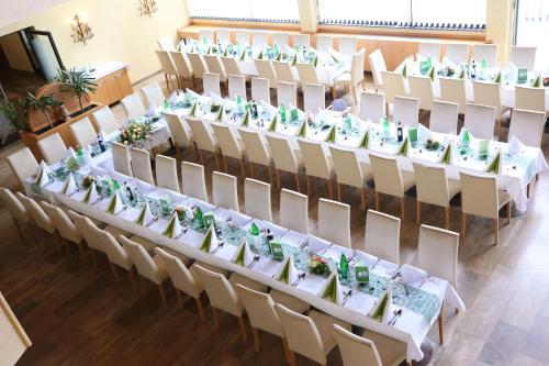 Ein Restaurant oder anderes Speiselokal in der Unterkunft Business-Hotel Stockinger 