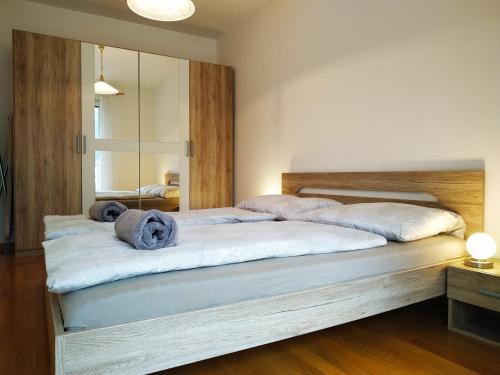 Appartment Trojer في ميرانو: غرفة نوم بسرير كبير عليها مناشف