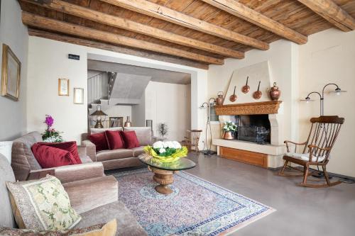 uma sala de estar com um sofá e uma mesa em Corte dei Soavi em Soave