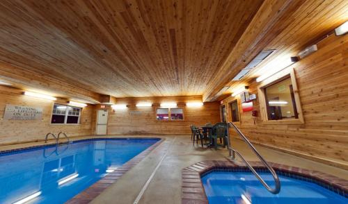 Бассейн в Country Inn & Suites by Radisson, Kearney, NE или поблизости