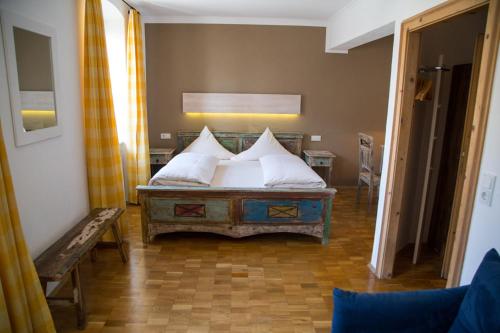 Postel nebo postele na pokoji v ubytování Landhotel Battenheimer Hof