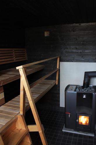 a stove in a room next to a bunk bed at B&B Lapväärtti in Lapväärtti