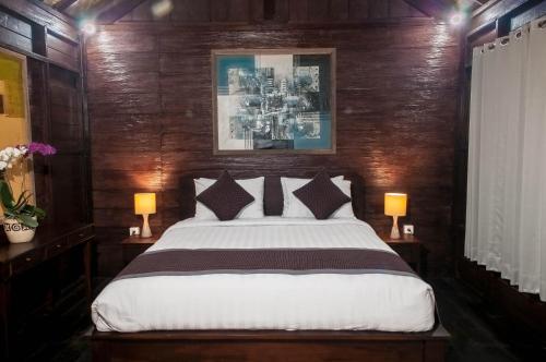 A bed or beds in a room at Dukuh Baturan Villa