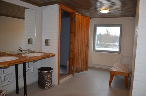ein Bad mit 2 Waschbecken und einem Fenster in der Unterkunft Loft Family Hotel in Imatra