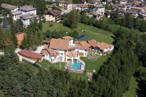 una vista aérea de una gran casa en una colina en Castelir Suite Hotel, en Panchia