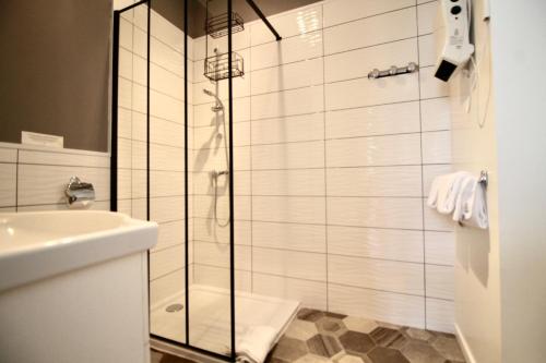 Ванная комната в Hôtel Restaurant La Désirade