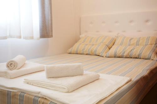 Postel nebo postele na pokoji v ubytování LUXURY STUDIO in Xanthi
