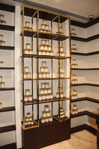 una vetrina di cioccolatini esposta in una stanza di Tamani Marina Hotel & Apartments a Dubai