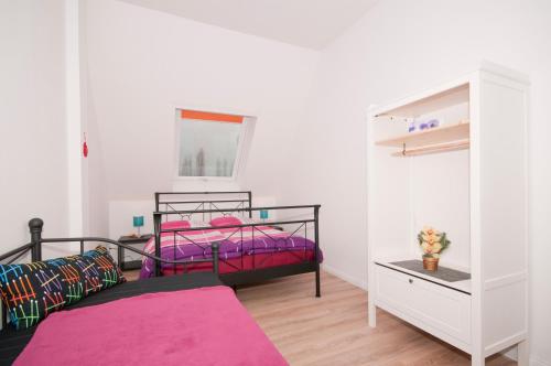 Un pat sau paturi într-o cameră la Cityflair Apartments