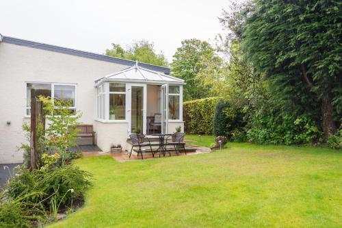 A garden outside Delightful Annexe Apartment in St Andrews - Free Parking 