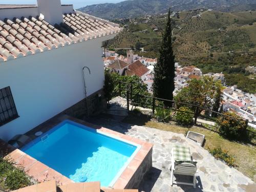 una piscina al lado de una casa con vistas en Casa Ana, Fantásticas vistas a Frigiliana, el mar y la montaña, en Frigiliana