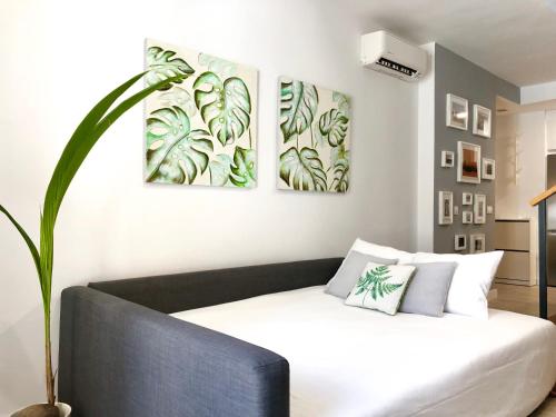 1 dormitorio con 1 cama con 2 cuadros en la pared en Loft Duplex Malaga, en Málaga