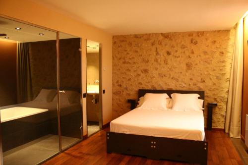 Voodi või voodid majutusasutuse Hotel Mas Oliveres Pla de Palau toas