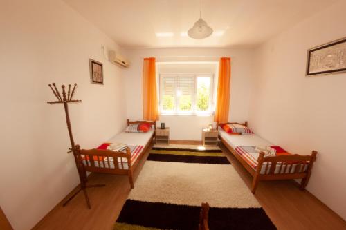 um quarto com duas camas e uma janela em Hostel -Sema em Mostar