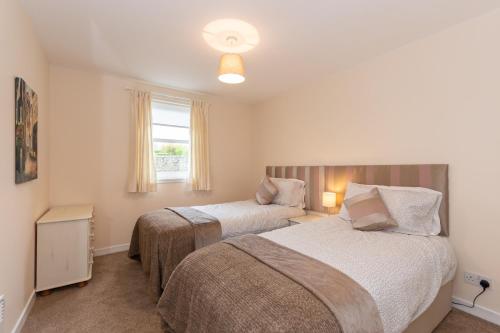sypialnia z 2 łóżkami i oknem w obiekcie Central St Andrews 2 Bed Apartment - Free Parking w mieście St Andrews