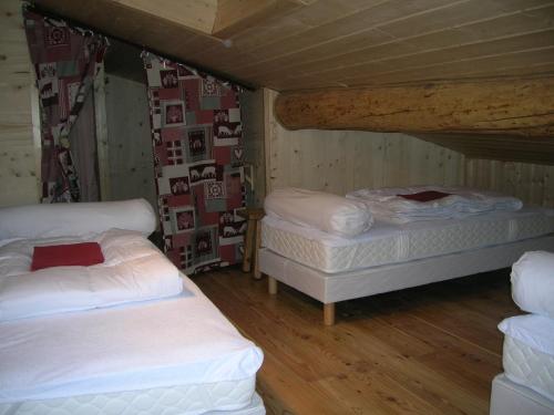 Cette chambre comprend 2 lits jumeaux et du parquet. dans l'établissement BOROT 1, à Lanslebourg-Mont-Cenis