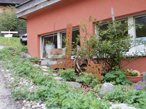 a house with a garden in front of it at Mottnerhof in Braz