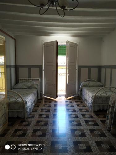 - 2 lits dans une chambre avec 2 fenêtres dans l'établissement CASA ARGIA, à Enciso