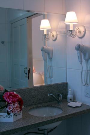 a bathroom with a sink and a mirror at Pousada Vale Dos Figos in Urussanga