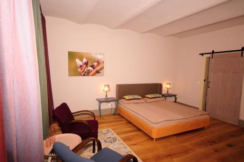 um quarto com uma cama, uma mesa e cadeiras em Landhaus-furth8 em Furth