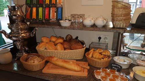 a counter with baskets of bread and other foods at Hotel Am Kloster in Wienhausen
