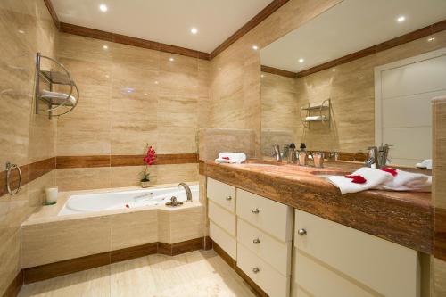 Ένα μπάνιο στο Apt 212 Heaven Beach Apartments, Guadalmansa Playa