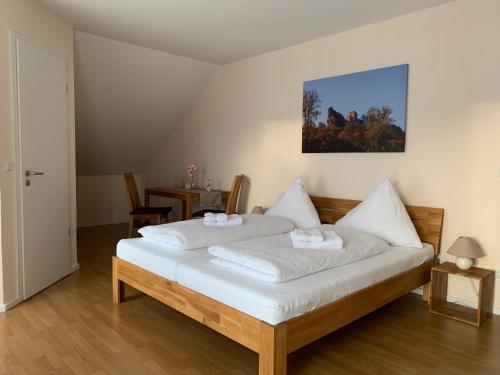 Un pat sau paturi într-o cameră la Villa Mandelblüte