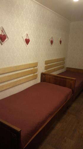 1 Schlafzimmer mit 2 Betten mit roten Herzen an der Wand in der Unterkunft Затишна двокімнатна квартира in Vatutine