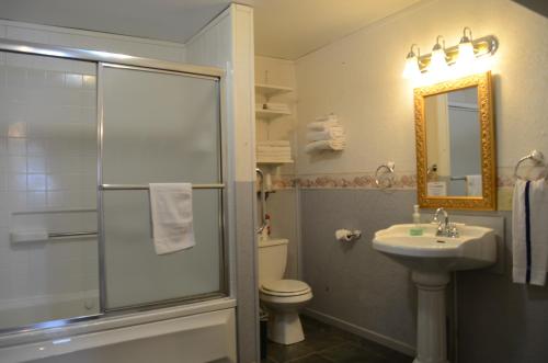 Een badkamer bij Little River Inn Motel