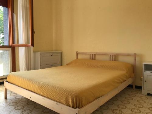 a bedroom with a bed and a window at Appartamento Ciclamini in Campomarino