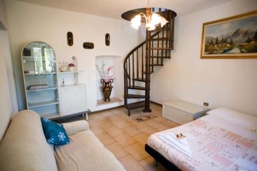 uma sala de estar com uma escada e um sofá em Martin em Trento