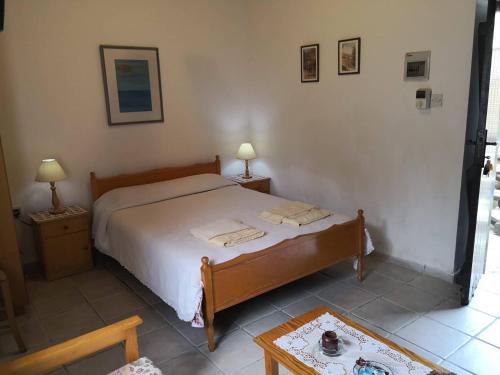 Ein Bett oder Betten in einem Zimmer der Unterkunft Spanos House