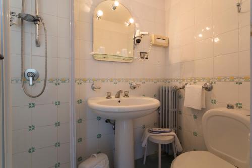 A bathroom at Hotel Sole Castello