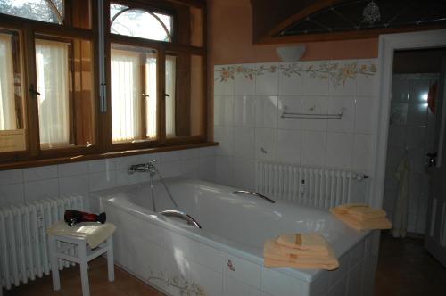 Ein Badezimmer in der Unterkunft Schloss Herberge Hohenerxleben