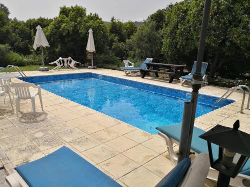 Der Swimmingpool an oder in der Nähe von Spanos House