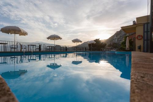 Der Swimmingpool an oder in der Nähe von Hotel Sole Castello