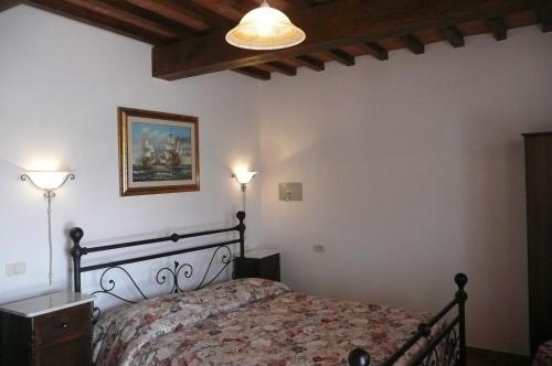Tempat tidur dalam kamar di Fattoria San Vincenzo