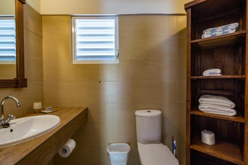 a bathroom with a toilet and a sink at Casa Amalia in Willemstad