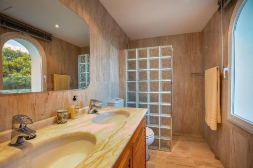 サン・ペドロ・アルカンタラにあるVilla Montanaのバスルーム(洗面台2台、鏡付)