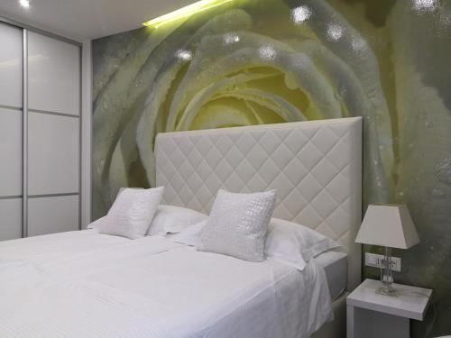 Кровать или кровати в номере Palladium II City Center Apartments