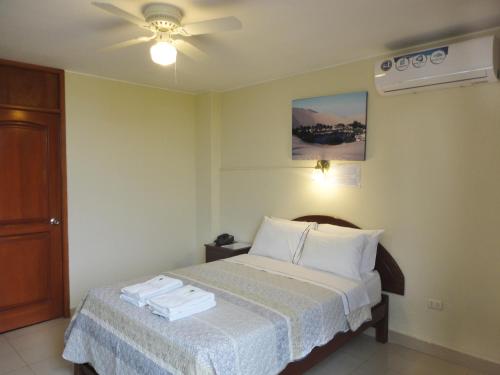 Una cama o camas en una habitación de Hotel Torontel