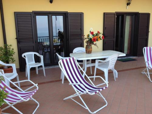 un patio con mesa y sillas en B&B L'Ancora, en Agropoli